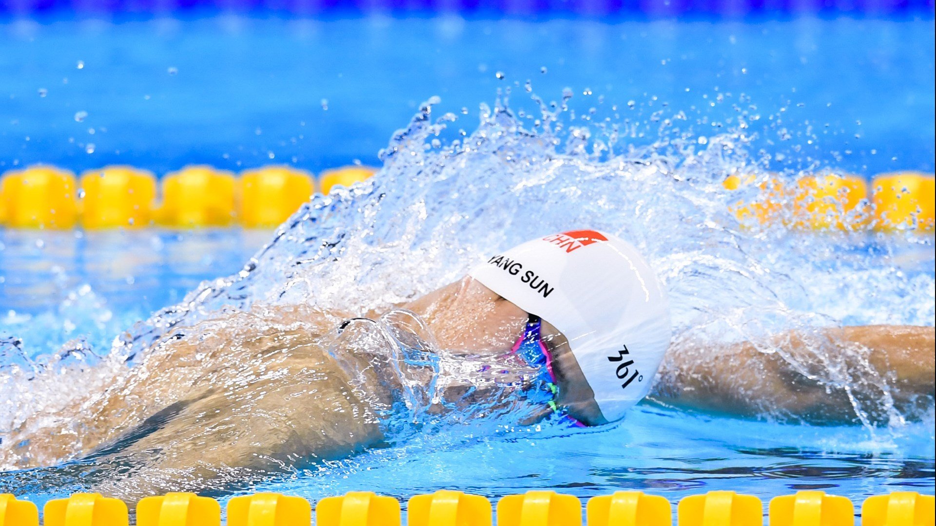 运动员拼命冲刺一秒:刷新纪录的“感动时刻”!